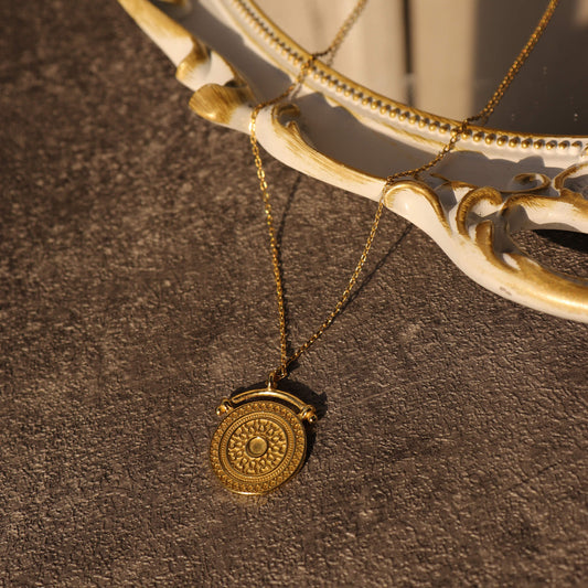 Siro Gold Circle Pendant Necklace